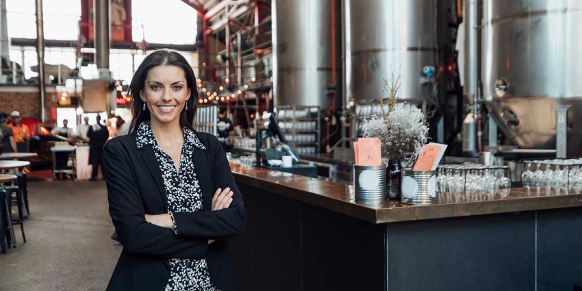 A women standing in front of a bar